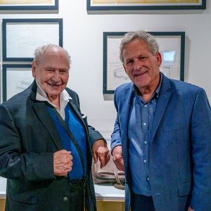 Ron Wayne (links) und John Greenleigh (rechts) im Jahr 2026 im Mimms Museum of Technology and Art. Ron Wayne war Mitbegründer von Apple Computers zusammen mit Steve Jobs und Steve Wozniak. John Greenleigh war 24 Jahre lang als Produktfotograf für Apple tätig. (Bild: Ron Wayne and John Greenleigh (2026-03-21) / Logg Tandy / CC BY / Wikimedia Commons)