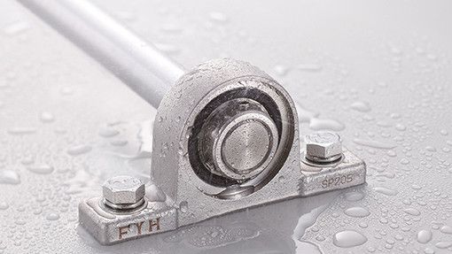 Extreme Hygieneanforderungen, aggressive Reinigungsmittel und Hochdruckstrahlen – genau für diese Bedingungen hat Findling Wälzlager die neue High Protection Serie von FYH ins Programm aufgenommen. Die Edelstahl-Lagereinheiten mit IP69K-Schutzklasse halten selbst härtesten Washdown-Prozessen stand.(Bild:  FYH)