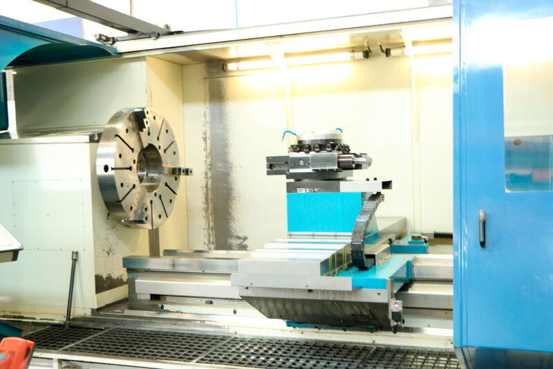 Für den eigenen Werkzeugbau kann Hommel Bauteile bis zu 2 m Durchmesser selbst drehen. (Itasse)