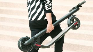 Kickscooter sind jetzt auch auf deutschen Straßen erlaubt. Doch ist der E-Roller-Trend auch lohnenswert? (Ninebot by Segway)