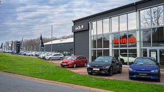 Das Motor Center Heinen hat zuletzt seine Kia-Standorte, im Bild der Betrieb in Menden, auf die aktuelle Kia-CI umgerüstet. (Bild: Motor Center Heinen)