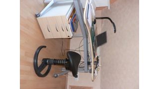 Eine ergonomie-starke Kombination:  Die Verbindung der Vorteile des dreidimensional beweglichen Sitzens auf dem „swopper“ mit dem angenehmen Sitzgefühl auf einem mild gemuldeten Sattel. Bilder Höltkemeier (Archiv: Vogel Business Media)