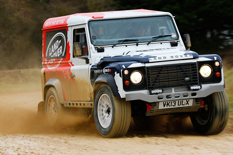 Vor seinem Abschied im kommenden Jahr lässt es der Land Rover Defender sportlich angehen. Der britische Motorsportspezialist Bowler ... (Foto: Land Rover)