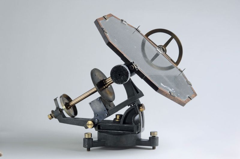 Mit dem Heliostat wird Sonnenlicht trotz Erdrotation immer auf den gleichen Punkt gespiegelt. (Bild: Alexander Heck)