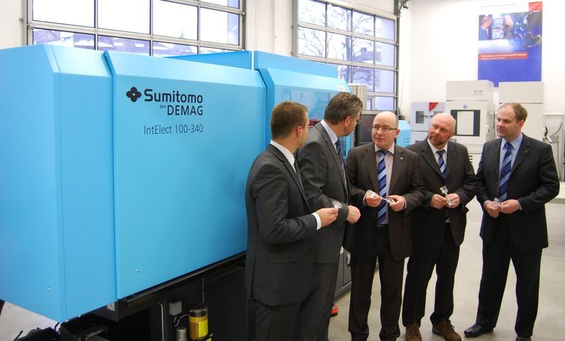 Bild 1: Die neue vollelektrische Spritzgießmaschine Intelect 100-340 von Sumitomo (SHI) Demag sorgt für Prozesskonstanz und Präzision bei den Forschungsarbeiten im Verbundprojekt 