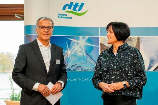 VDKL-Geschäftsführer Jan Peilnsteiner und Dr. Sabine Eichner, Geschäftsführerin des DTI, moderierten das diesjährige „Kälteforum“ in Wilhelmshaven.(Bild:  VDKL)