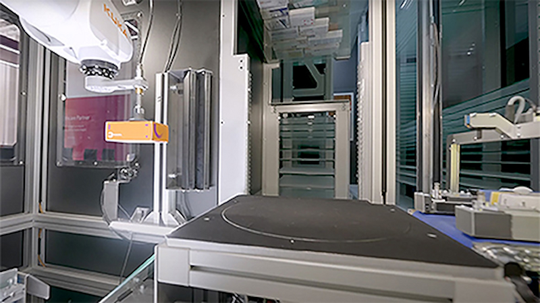 Für maximale Geschwindigkeit und Effizienz sorgt die Kombination des kompakten KR Agilus mit dem schnellen Riedl Phasys-Greifer.(Bild:  KUKA)