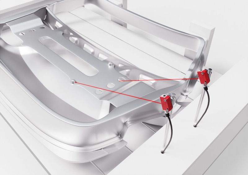 Outre la détection de la présence d'un composant, le capteur laser à détection directe ODT3CL1-2M peut aussi détecter des points de référence définis sur le composant et en vérifier ainsi la qualité. Dans ce genre de situations, les capteurs fonctionnent avec fiabilité, même en cas de structures de surface différentes. (Source : Leuze AG)