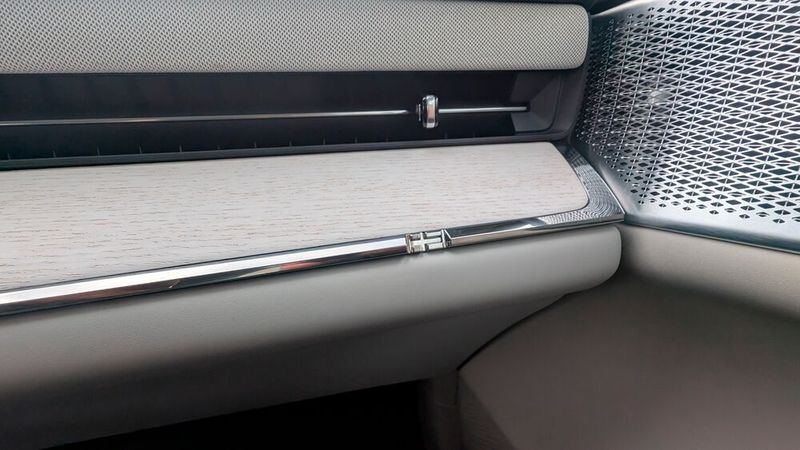 Volvo setzt im Innenraum seiner Limousine auf nachhaltige und zugleich sehr hochwertig wirkende Materialien. Die skandinavischen Wurzeln des Herstellers finden sich in Details wieder, beispielsweise in der kleinen Flagge in der Dekoleiste auf dem Armaturenbrett.  (Bild: Mauritz – VCG)