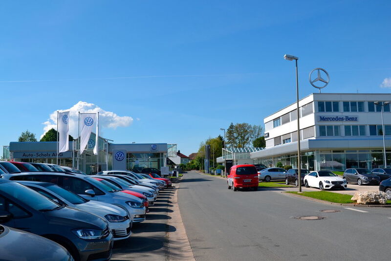 … des Bayreuther Unternehmensstandorts der Bamberger Auto-Scholz-Gruppe. Neben Porsche werden dort auch Kunden der Marken Mercedes-Benz, Smart, Fuso und Volkswagen betreut. (Michel/»kfz-betrieb«)