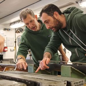 Die Sedimentkerne aus dem Ägäischen Meer bestehen aus grün-grauem Schlamm. Er enthält unter anderem Pollenkörner, die ins Meer transportiert worden sind. Im Bild: Prof. Dr. Jörg Pross (links) und Dr. Andreas Koutsodendris.(Bild:  Bertil Mächtle)