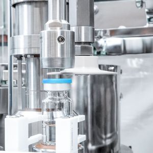 Gefriergetrocknet oder flüssig? Beide Produktpfade können bei der MultiUse über eine gemeinsame Bördelstation für Vials führen.(Bild:  Optima)