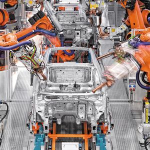 Bild 1: Das größte Einsatzgebiet für Industrieroboter ist der Karosseriebau. Dort wird eine energieeffiziente Gestaltung immer wichtiger.