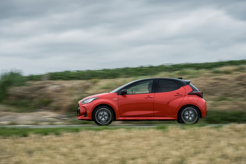 Der Yaris liegt nun satter auf der Straße. (Bild: Toyota)