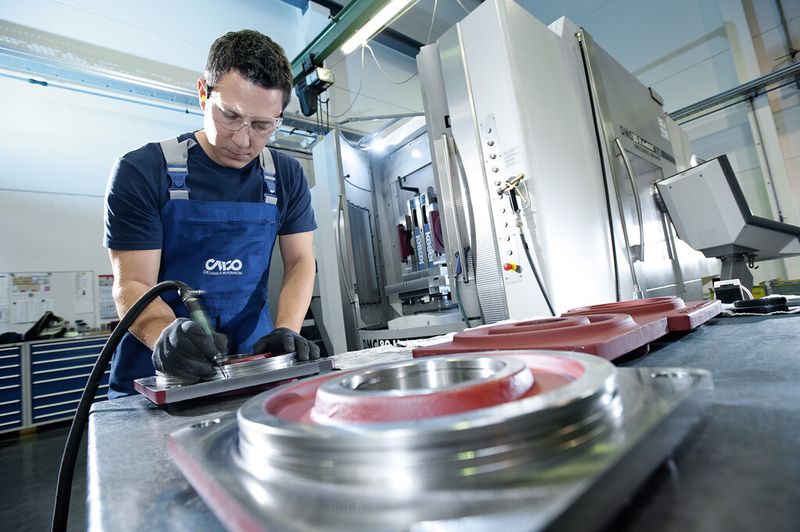 Für die Herstellung der Produkte von Pfaff-silberblau werden moderne CNC-Maschinen und qualifizierte Fachkräfte eingesetzt. Im Bild: Mitarbeiter mit CNC-Fräsmaschine. (Bild: Columbus McKinnon)