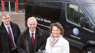 Prof. Dr.-Ing. Lutz Rissing (PZH, links), Prof. Erich Barke (Leibniz-Universität Hannover) und Elke Eller (VW Nutzfahrzeuge) bei der Schlüsselübergabe des neuen VW Crafter. (Bild: VWN)