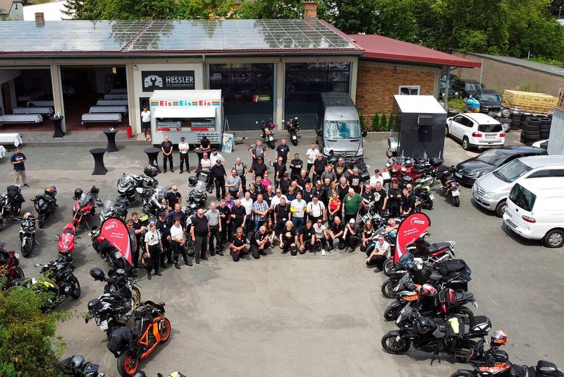 Vor allem der Eiswagen war bei sommerlichen Temperaturen die perfekte Idee. (Bild: Dotzler, Dominsky, Lacher, Maderner, Michel, Rosenow, Schweitzer/»kfz-betrieb“)