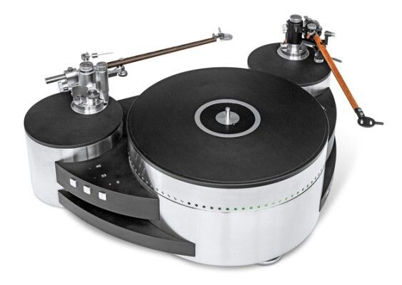 Red Dot Award 2015 - Plattenspieler Reed Muse 3C von Hersteller Tonearms.lt UAB, Litauen: Der Plattenspieler Muse 3C ist in einem massiven Aluminiumgehäuse untergebracht. Er lässt sich mit wenigen Handgriffen von Riemen- auf Reibradantrieb umbauen. Die Drehzahl des Plattentellers ist sehr gleichmäßig, da sie mit einem quarzgesteuerten System stabilisiert wird. Durch eine elektronische Einstellhilfe, die Abweichungen von der Horizontalen in zwei Ebenen misst, kann der Plattenspieler beim Aufstellen ohne zusätzliche Werkzeuge präzise ausgerichtet werden. (Bild: Red Dot)