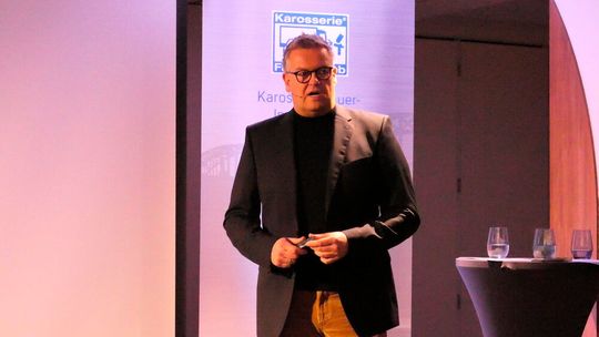 Rechtsanwalt Henning Hamann, Geschäftsführer Kanzlei Voigt Rechtsanwälte, appellierte an die Werkstätten, im Haftpflichtschaden niemals mit einem Kostenvoranschlag zu arbeiten.(Bild:  Wenz - VCG)