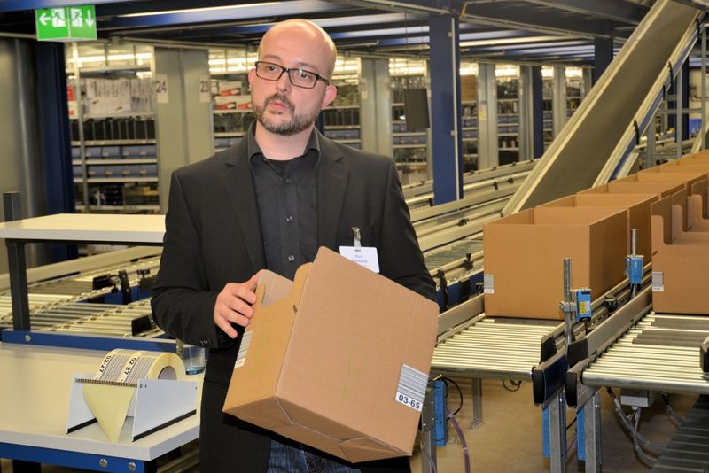 IT-Projektleiter Oliver Bernardi erklärte, wie die neue Fördertechtnik den Warenfluss im Lager beschleunigt. (IT-BUSINESS)