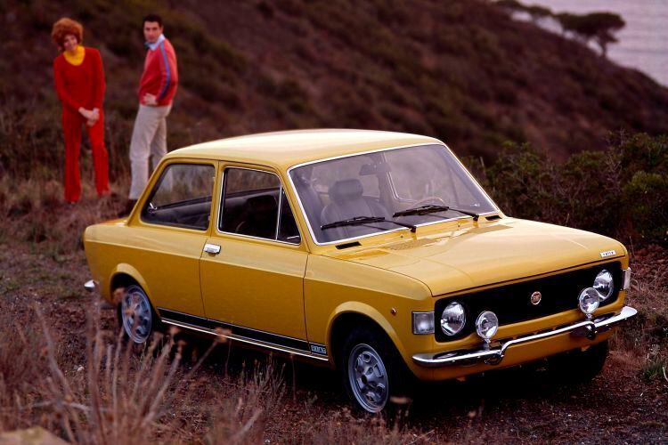 Den 128 baute Fiat von 1969 bis 1983. Er war der erste Fiat mit Frontantrieb. Auch bot der 128 als erstes Großserienfahrzeug einen Zahnriemenantrieb dessen Riemenspannung sich mit einer Spannrolle schnell und kostengünstig einstellen ließ. Zudem besaß er rundum eine Einzelradaufhängungen mit Feder- und Dämpferbeinen. (Fiat)