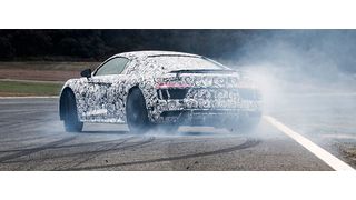 Audi schärft den R8 nach: Kurz vor dem offiziellen Debüt auf dem Genfer Salon durfte »Automobil Industrie« ein paar extrem schnelle Runden damit absolvieren – als Beifahrer. (Foto: Audi)