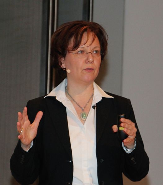 Dr. Ursula Frank, Projektmanagement R+D-Kooperationen bei der Beckhoff Automation GmbH: „Der steigende Wettbewerbsdruck, die Ressourcenknappheit,die Individualisierung und der technologische Druck führen zur Forderung nach produktiveren, flexibleren, verlässlicheren und energieeffizienteren Fertigungs- und Montageanlagen.“ (Bild: Reinhold Schäfer)