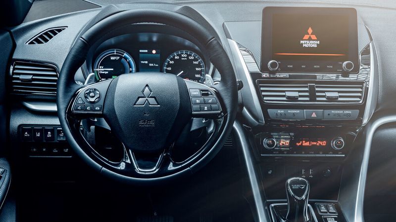Die „Intro Edition“ ist ab 36.390 Euro zu haben. Eingerechnet sind 9.000 Euro Elektrobonus – Mitsubishi stockt den aktuellen Umweltbonus für Plug-in-Hybride von 6.750 Euro auf. Der Einstiegspreis für die Basisvariante ist noch nicht bekannt. (Mitsubishi)