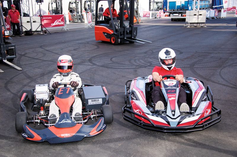 Der Weg ins Guinnessbuch der Rekorde dauerte für den „Linde E1“ (l.) gerade einmal 3,45 Sekunden – dann waren 100 km/h erreicht, mit Originalbauteilen der Staplerreihe E20-E50. Rechts daneben die „abgespeckte“ E2-Version für den Einsatz auf Kartbahnen. (Maienschein)