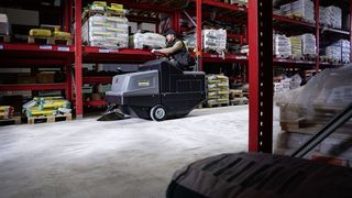 Die KM 105/180 R Bp Classic von Kärcher ist der neue Einstieg in die Klasse der Industriekehrmaschinen, wie sie beispielsweise im Lager zum Einsatz kommen. (Kärcher)