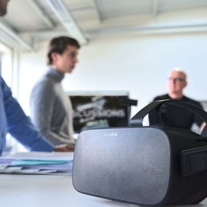 Pascal (l.) und René Stiegelmann (r.) sind sich sicher: VR-Brillen werden auch die Arbeitswelt im Labor verändern.