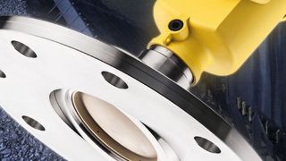 Hat nur das im (Radar-)Visier, worauf es wirklich ankommt: Für den neuen Vegapuls 69 sind z.B. selbst Störsignalverursacher wie Trapezbleche als Zwischenwände in Mischsilos kein Problem. Der kleinere Öffnungswinkel macht’s möglich. (Bild: Vega)