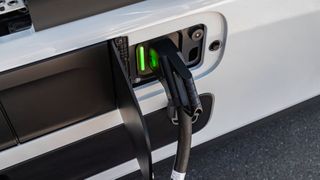 Milence hat den ersten Ladehub für E-Lkw im niederländischen Venlo in Betrieb genommen. (Bild: © Daimler Truck AG)