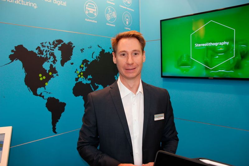 Tobias Fischer, Senior Marketing Manager, Proto Labs: „Die Markteinführung unseres neuen proprietären Duroplast-Harzes, das speziell für die Stereolithographie mit Mikroauflösung entwickelt wurde, hebt den 3D-Druck in neue Dimensionen. Micro-Fine Green eignet sich optimal für das schnelle Prototyping von Teilen mit extrem feinen Eigenschaften, ohne Kompromisse bei Festigkeit und Haltbarkeit einzugehen, und bietet damit Kunden in der Medizintechnik weitaus mehr Prototyping-Optionen.“ (Reinhardt / Devicemed)