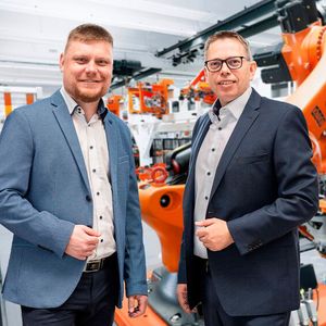 Persönliche Beratung: Jens Müller (r.) und Igor Osnizki von Müller & Partner Sachverständige sind zertifizierte Sachverständige für Maschinensicherheit.(Bild:  Laura Boysen)