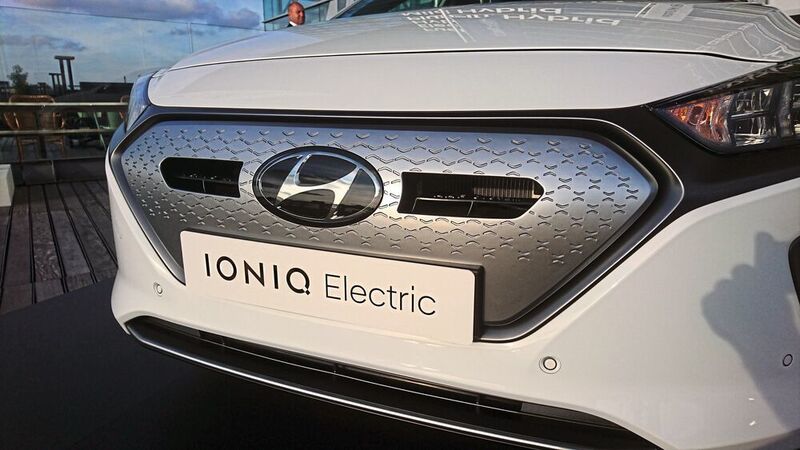 Der neue Hyundai Ioniq Elektro hat in der Front zwei Klappen, die bei Bedarf öffnen, um der Klimaanlage und der Wärmepumpe Frischluft zuzuführen. (Sven Prawitz/»Automobil Industrie«)