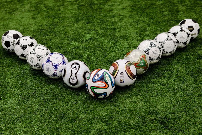 Lang ist die Ahnengalerie der offiziellen WM-Fußbälle von adidas – Bayer MaterialScience entwickelt sie seit 1986 in enger Zusammenarbeit mit dem Sportartikler. (Bild: Bayer)