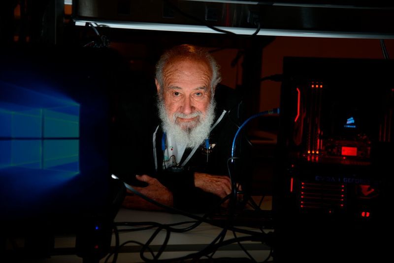 Dov Frohman im Mai 2018 in einem Labor in Intel's Santa Clara, Kalifornien. 1971 erfand Frohman das EPROM. (Intel Corporation)