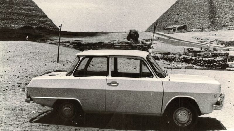 Die Rameses-Produktion folgte eher archaischen Prinzipien. So wurden die montierten Fahrzeuge in weiß getünchten Schuppen oder unter freiem Himmel lackiert und ausgerüstet. „Ein deutscher Besucher beobachtete vor Kurzem, wie einige Ramses-Werker unter Holzverschlägen mit Nadel und Zwirn Ramses-Polster prünten. Gleichzeitig setzte eine andere Gruppe Rohkarossen mit Pinsel und Eimer unter Farbe“, berichtete der „Spiegel“ 1966 aus dem Land am Nil.  (Bild: Audi AG)