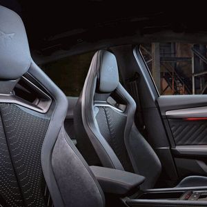 Den Innenraum prägen rennsportinspirierte Sitzpositionen mit  Cup-Bucket-Sitzen. (Bild:  davidcasas photographer)