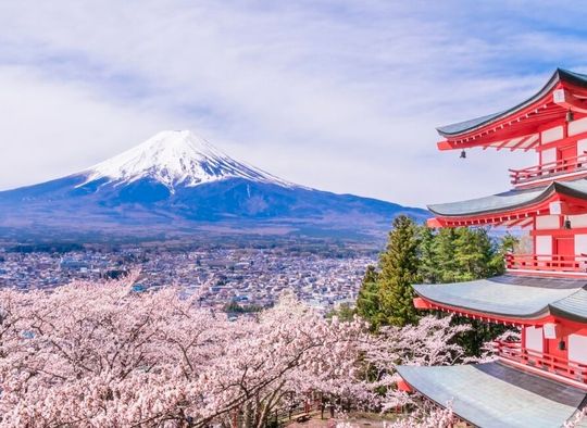 Dieses harmonische Bild zum Thema Japan darf nicht darüber hinwegtäuschen, dass die Industrie in diesem Land vor Umbrüchen steht. Das will man mit einem Mehr an Industrierobotern managen. Gleichzeitig dämpfen die US-Zölle den wirtschaftlichen Erfolg.(Bild:  S. Pukku)