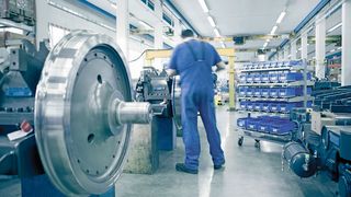 „SmartBin mobile“: Weil das System ohne Netzstrom direkt an der Fertigungszelle oder Montagelinie betrieben wird, werden Wartezeiten und Transportwege eliminiert. (Bossard)