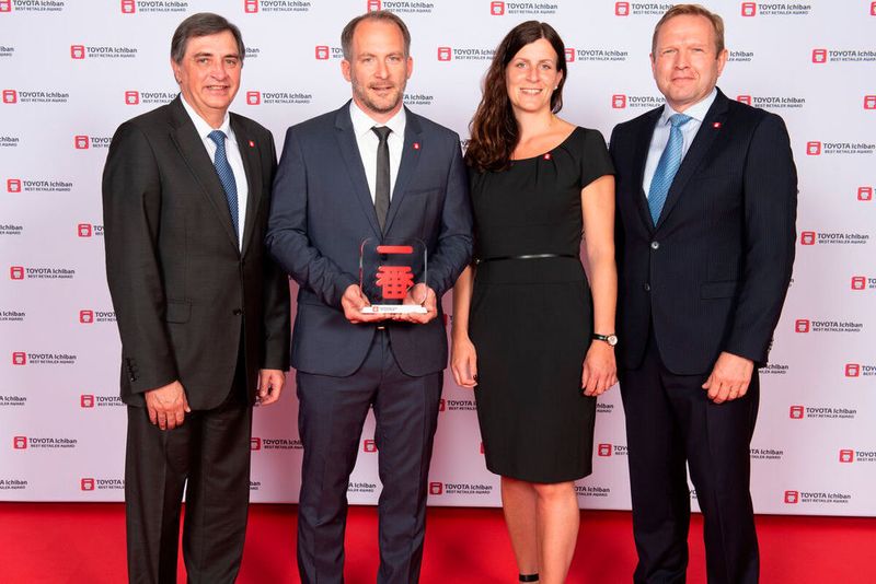 Das Autohaus Szabo aus Wertheim freute sich zum fünften Mal in Folge über den Ichibanpreis. V. li.: Johan van Zyl (CEO Toyota Europe), Timo Szabo und Sina Wollny (Autohaus Szabo), Alain Uyttenhoven (Präsident Toyota Deutschland). (Toyota)