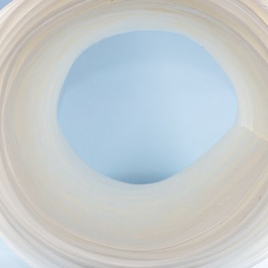 Der biobasierte Schaumstoff aus Polybutylensuccinat kann aufgrund seines Eigenschaftsprofils konventionelle Polyethylen-(PE)-Schäume in wichtigen Einsatzfeldern ersetzen – etwa in Verpackungen, Schutz- und Transportlösungen sowie in Bauanwendungen. (Bild: Fraunhofer ICT)