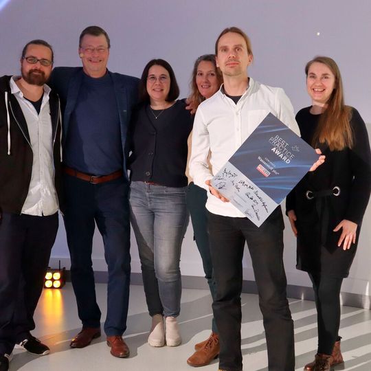 Das PROCESS-Team, (v.l.) Wolfgang Ernhofer, Dr. Jörg Kempf, Doris Popp, Anke Geipel-Kern, Dominik Stephan und Manja Wühr freuen sich über den Best-Practice-Award.(Bild:  PROCESS)