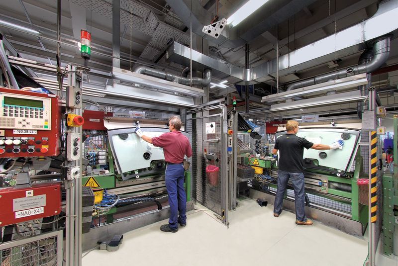 Das Safetyeye (oberhalb der Maschine in der Mitte) überwacht den kompletten Raum und sichert die Bewegungen des Roboters ab. Bild: Pilz (Archiv: Vogel Business Media)