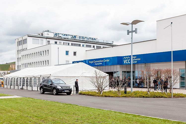 Da reichte der Platz in der ehemaligen Druckereihalle im Vogel Convention Center nicht aus, und ein zusätzliches Zelt musste her. (Stefan Bausewein)