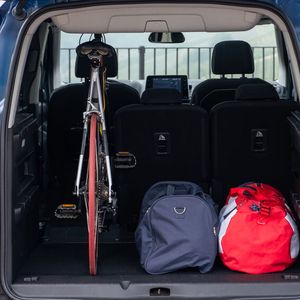 Hinter den Rücksitzlehnen stehen 775 Liter an Kofferraumvolumen zur Verfügung.(Bild:  Fiat)