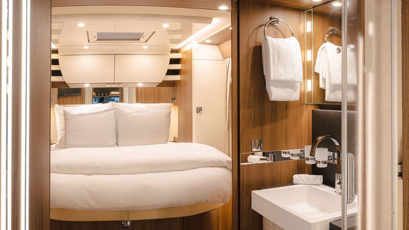Auf knapp 20 Quadratmetern bietet das Wohnmobil-Studio den Hotelgästen unter anderem ein französisches Doppelbett im Heck. (Jannis Hagels/Carthago)