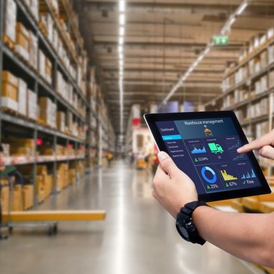 adobestock-381438436-panuwat-warehouse-management-system-wms-1000x563v1 (Bild: © panuwat/stock.adobe.com)